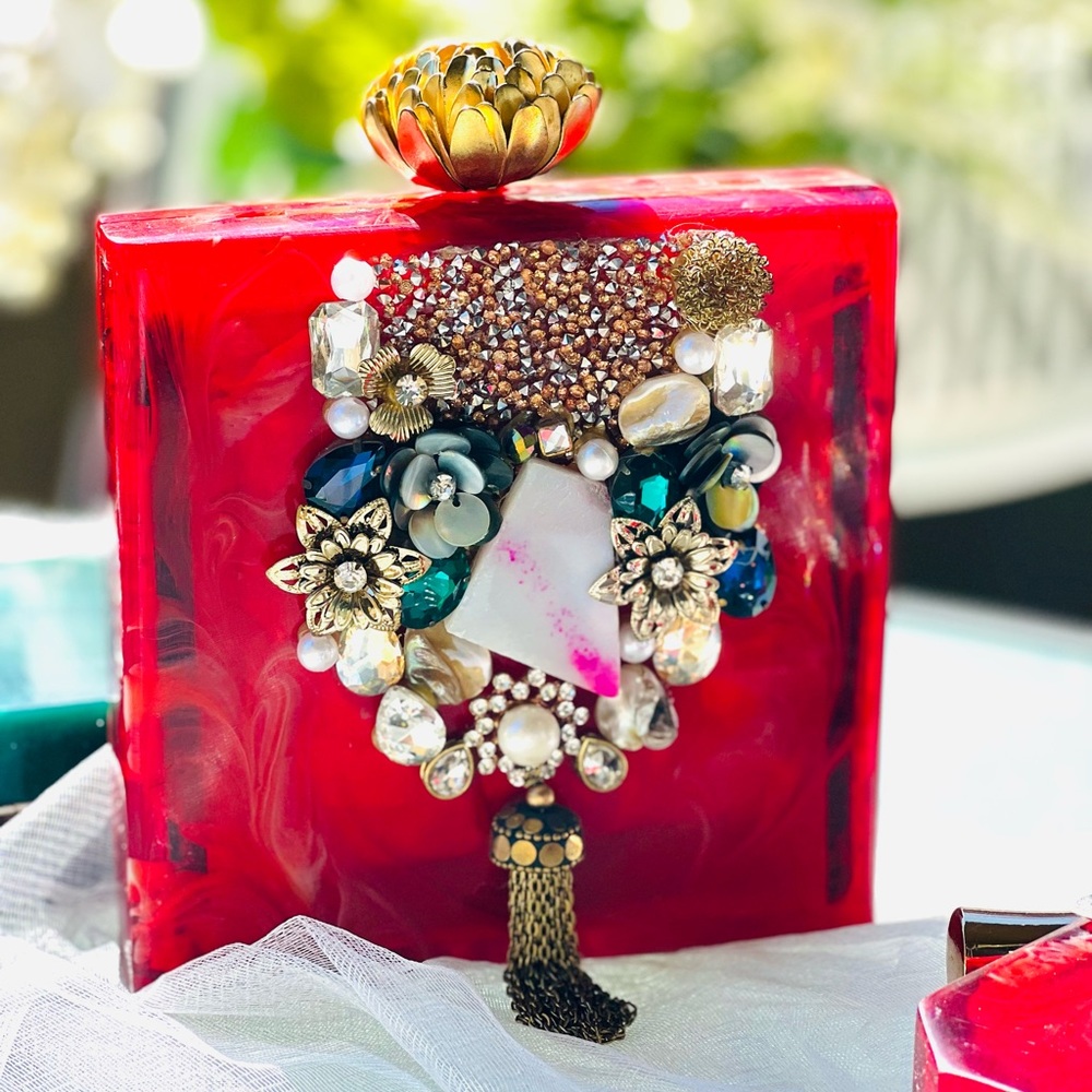 Red resin box clutch
